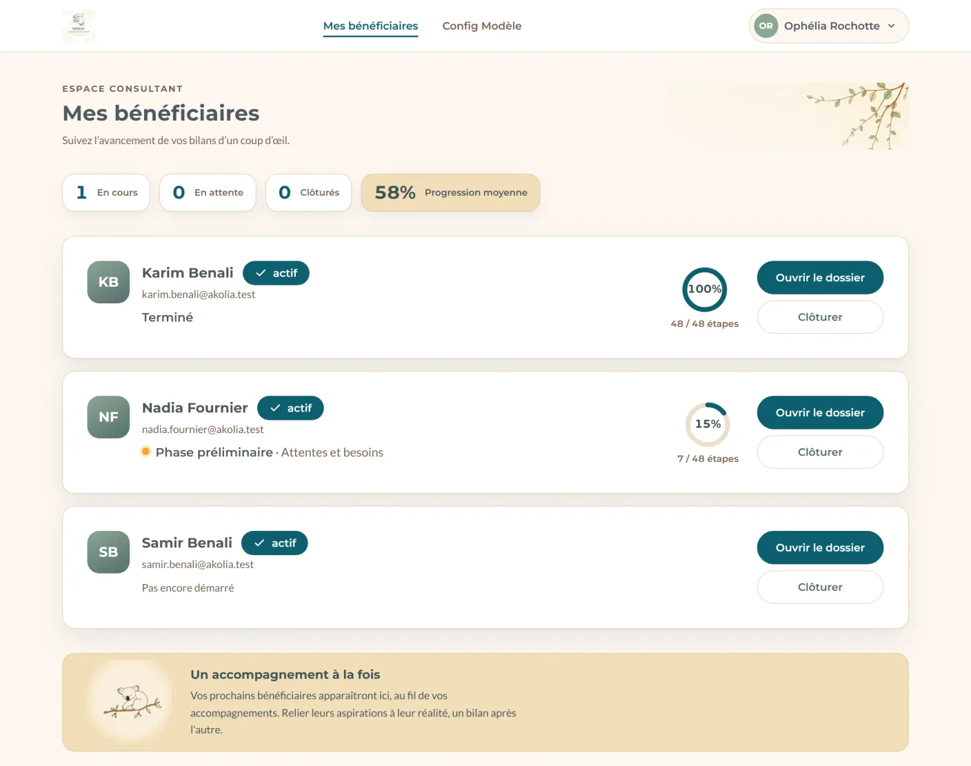 Espace consultante sur des comptes de démonstration, tableau de suivi : les compteurs en cours, en attente, clôturés et progression moyenne, puis trois bilans fictifs avec leur état d’accès, leur phase en cours et, pour ceux qui ont démarré, leur progression chiffrée.