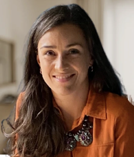 Portrait de la consultante, en intérieur, regard vers l’objectif